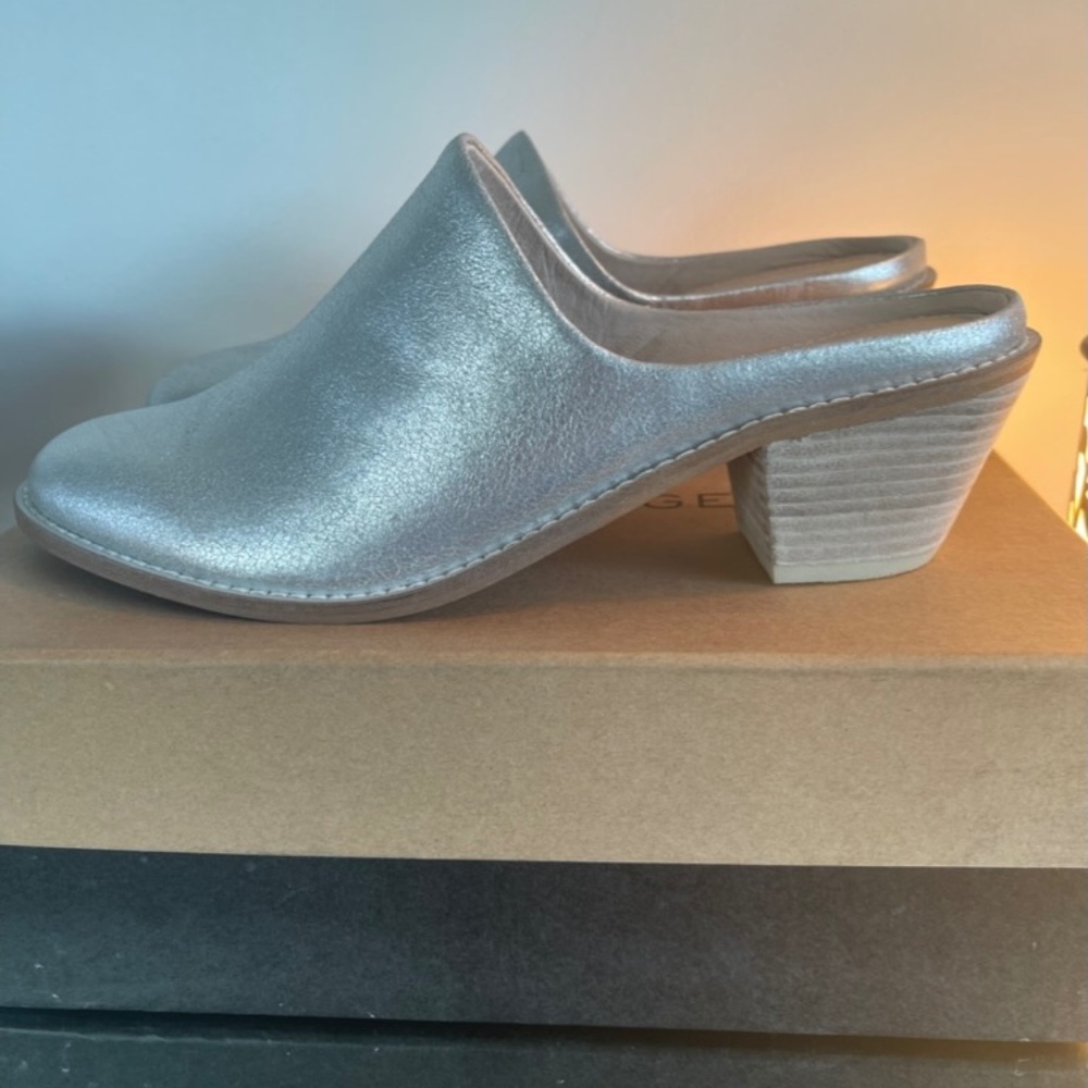 NIB KELSI DAGGER BROOKLYN SILVER METALLIC LEATHER LADIES MULE HEELS SHOES 9.5